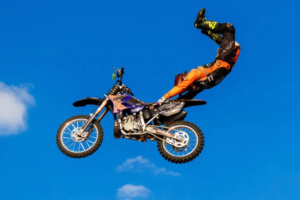 6 de agosto de 2016. Ryazan, Rússia. Um piloto profissional na FMX  ( — Fotografia de Stock