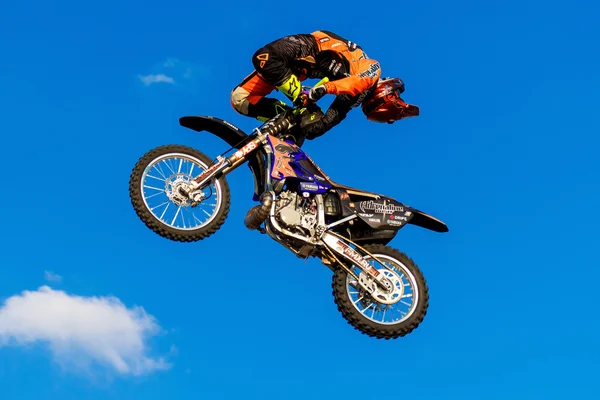 6 de agosto de 2016. Ryazan, Rússia. Um piloto profissional na FMX  ( — Fotografia de Stock