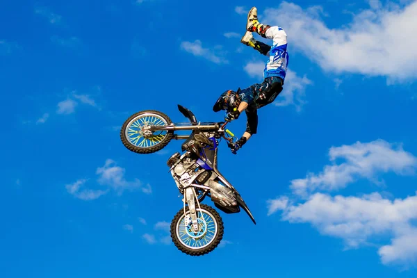 Augustus 6 2016. Ryazan, Rusland. Een prof-renner op de Fmx ( — Stockfoto