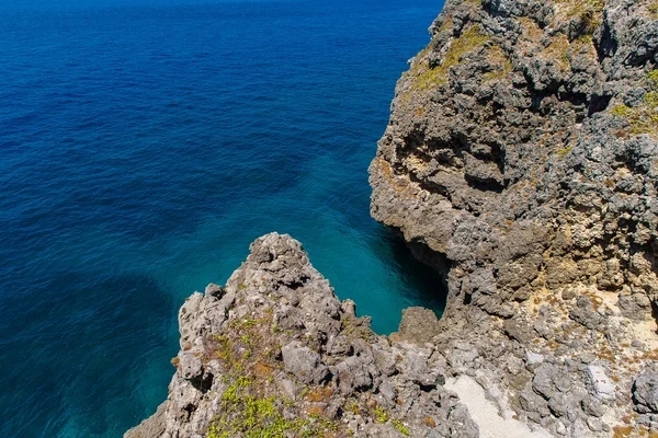 Вид з кам'янистої скелі на бірюзове тропічне море . — стокове фото