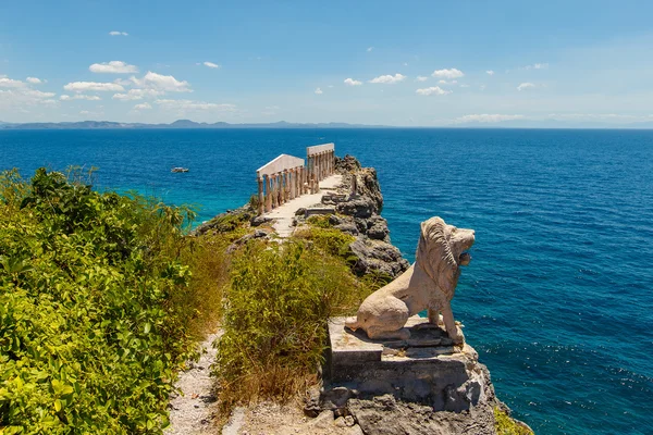 Скульптури та колонами у грецькому стилі на острові Fotrune, — стокове фото