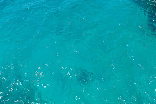 청록색 열 대 바다에 있는 바위 절벽에서 보기. — 스톡 사진