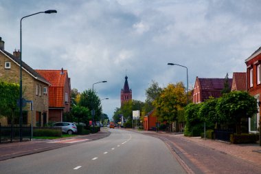 Breda, Hollanda, Avrupa - 1 Ekim 2019. Sonbaharda Breda Hollanda civarındaki tipik bir Hollanda küçük kasabasının sokağı