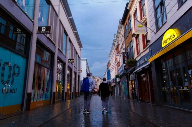 Breda, Hollanda, Avrupa - 1 Ekim 2019. Hollanda 'nın tipik Breda kasabasının alışveriş caddesinde sonbaharda yürüyen kimliği belirsiz insanlar