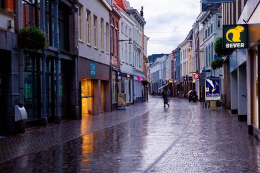 Breda, Hollanda, Avrupa - 1 Ekim 2019. Hollanda 'nın tipik bir kasabasının alışveriş caddesi Sonbaharda Breda Hollanda