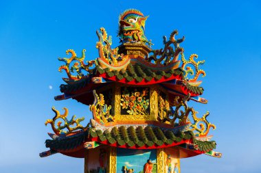 Tainan, Tayvan, 12 Ekim 2019 geleneksel mozaik sanatında kutsal hayvan heykelleri (ejderhalar ve aslanlar) ile süslenmiş Tayvan tapınağının renkli çatıları.