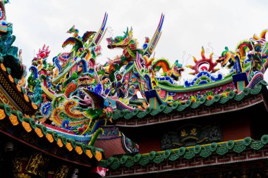 Tainan, Tayvan, 12 Ekim 2019 geleneksel mozaik sanatında kutsal hayvan, ejderha, aslan ve tanrıların heykelleriyle süslenmiş Tayvan tapınağının renkli çatıları.