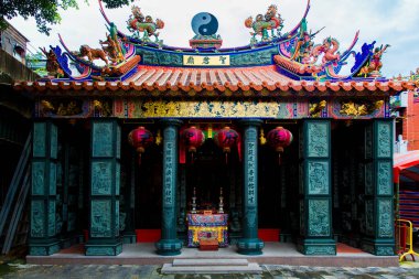 Tainan, Tayvan, 12 Ekim 2019 geleneksel mozaik sanatında kutsal hayvan, ejderha, aslan ve tanrıların heykelleriyle süslenmiş renkli Tayvan tapınağı.