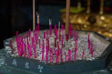 Tütsü yakma, tütsülenmiş. Tayvan 'daki Budist bir Asya tapınağında büyük bir taş kap.