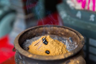 Tütsü yakma, tütsülenmiş. Tayvan 'daki Budist bir Asya tapınağında büyük bir taş kap.
