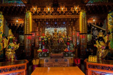 Tainan, Tayvan, Asya, 12 Ekim 2019 Tayvan tapınağındaki sunakta sunulan eski tanrılara sunulan taze meyve.