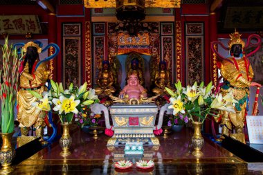 Tainan, Tayvan, Asya, 12 Ekim 2019 Tayvan tapınağındaki sunakta sunulan eski tanrılara sunulan taze meyve.