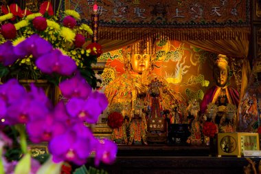 Tainan, Tayvan, Asya, 12 Ekim 2019 Tayvan tapınağında mor orkidelerle süslenmiş bir sunak.