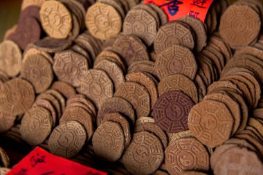 Tainan, Tayvan, Asya, 12 Ekim 2019 Tayvan tapınağında iyi şansı simgeleyen yuvarlak seramik sikkeler.