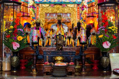 Tainan, Tayvan, Asya, 12 Ekim 2019 Tayvan tapınağındaki sunakta sunulan eski tanrılara taze meyve ve çiçekler.