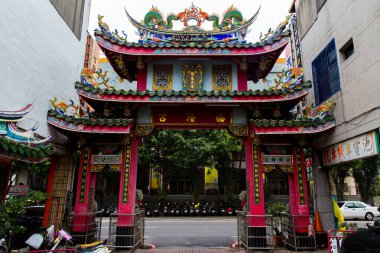Tainan, Tayvan, 12 Ekim 2019. Geleneksel mozaik sanatında kutsal hayvan, ejderha, aslan ve tanrıların heykelleriyle süslenmiş renkli Çin tapınağı.
