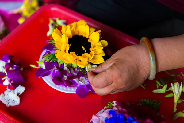 Gyártás Hagyományos Kínai Felajánlások Istenek Tajvanon Virágok Tömjén Pálcikák — Stock Fotó
