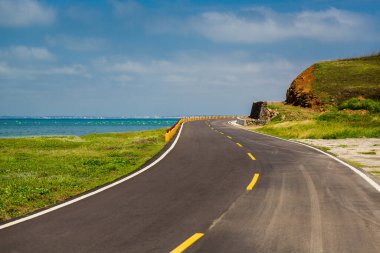 Tayvan kıyısı boyunca yol boyunca arabayla dolaş..