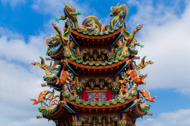 Penghu Adası (Pescadores) Tayvan 14 Ekim 2019 Renkli Çin tapınağı geleneksel mozaik sanatında kutsal hayvan, ejderha, aslan ve tanrıların heykelleriyle süslenmiştir.
