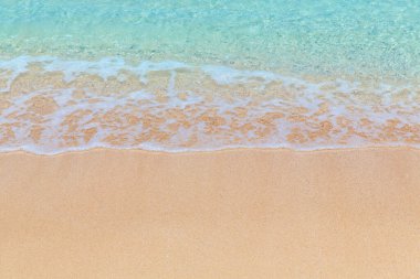 Tayvan 'da Penghu adasında (Pescadores) mavi dalgalı tropik kumlu deniz kıyısı. Sahil manzarası deniz kenarında..