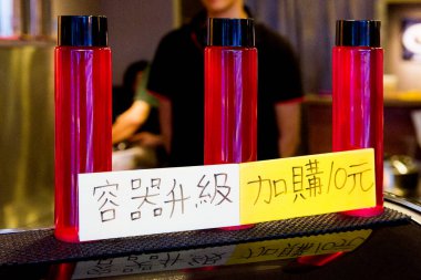 Chiai, Tayvan, 14 Ekim 2019 Kaktüs suyu Tayvan 'da bir mağazanın vitrininde satılıyor. Yenilebilir kaktüs, Opuntia incir ağacı.