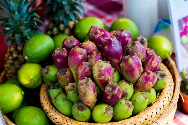 Abacaxis Limas Uma Cesta Frutos Comestíveis Cacto Opuntia Ficus Indica — Fotografia de Stock