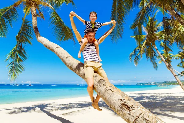 Papa Und Kleiner Sohn Amüsieren Sich Auf Einer Kokospalme Einem — Stockfoto