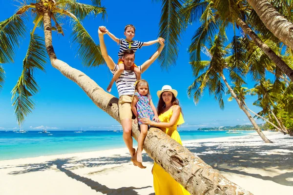 Joven Feliz Familia Mamá Papá Hija Hijo Divirtiéndose Cocotero Una — Foto de Stock