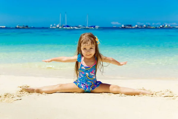 Leende Liten Flicka Som Gör Gymnastik Delar Sandig Tropisk Strand — Stockfoto