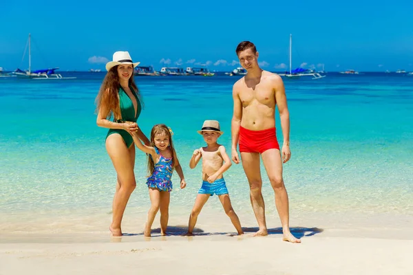 Giovane Felice Famiglia Mamma Papà Figlia Figlio Divertirsi Una Spiaggia — Foto Stock