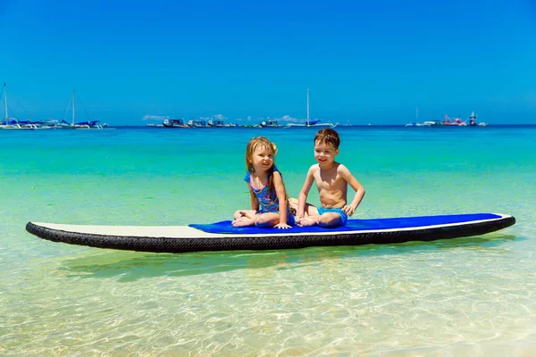 Niña Sonriente Niño Divirtiéndose Paddleboard Mar Tropical Concepto Viajes Vacaciones —  Fotos de Stock