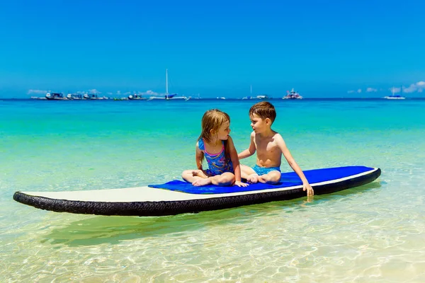 Usmívající Holčička Chlapec Baví Paddleboardu Tropickém Moři Koncept Cestování Rodinné — Stock fotografie