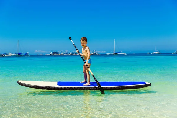 Happy Little Boy Veel Plezier Een Paddleboard Tropische Zee Het — Stockfoto