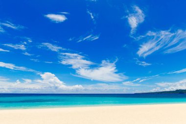 Boracay Adası, Filipinler 'de tropik plajların altında bulutları olan güzel bir gökyüzü. Deniz, yelkenli ve beyaz kum. Doğa manzarası. Yaz tatili kavramı.