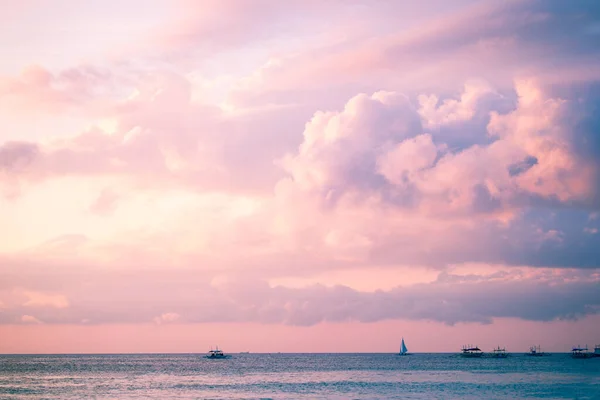 Bellissimo Tramonto Rosa Mare Tropicale Con Barche Vela All Orizzonte — Foto Stock