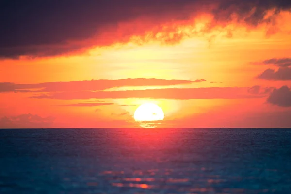 海の中の巨大な太陽のカラフルな夕日 — ストック写真