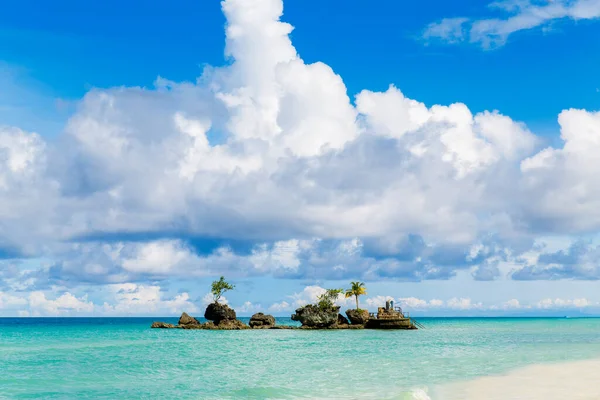 フィリピンのボラカイ島にある熱帯ビーチとウィリス岩の美しい風景 ココナッツヤシの木 白い砂 自然景観 夏休みのコンセプト — ストック写真