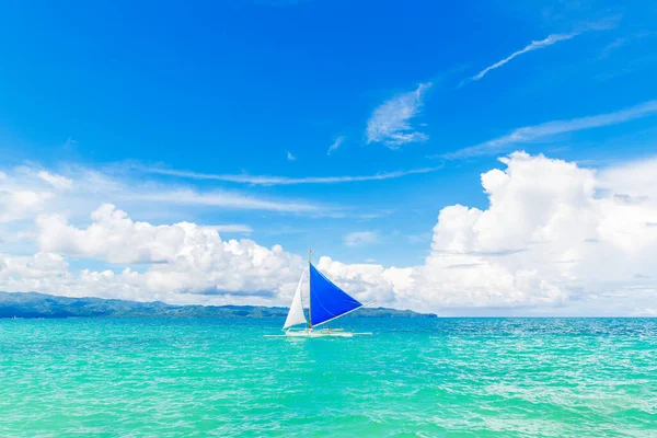 Vackert Landskap Med Tropisk Strand Boracay Filippinerna Segelbåt Havet Naturutsikt — Stockfoto