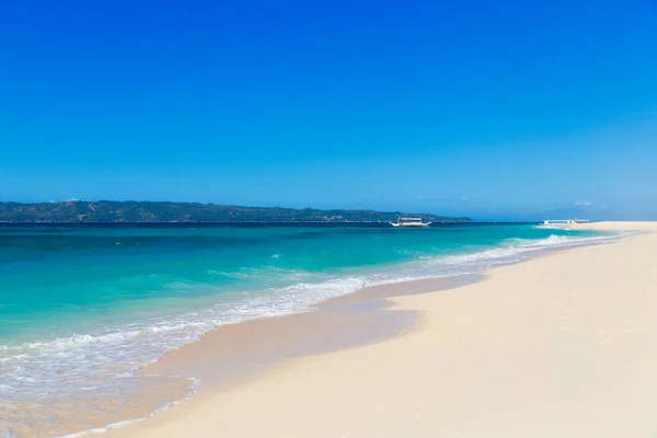 Playa Tropical Hermoso Mar Con Barcos Cielo Azul Con Nubes —  Fotos de Stock