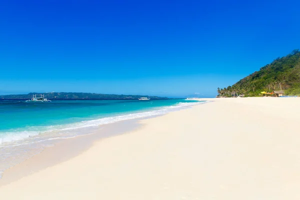 Praia Tropical Belo Mar Com Barcos Céu Azul Com Nuvens — Fotografia de Stock