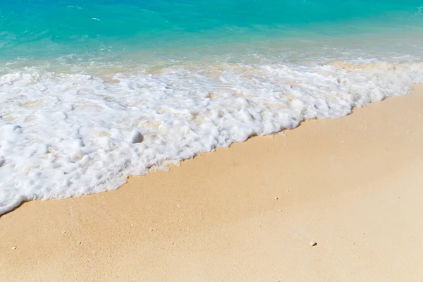 Boracay Adası Filipinleri Nde Mavi Dalgalı Tropik Kumlu Deniz Kıyısı — Stok fotoğraf