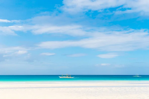 Tropischer Strand Und Wunderschönes Meer Mit Booten Blauer Himmel Mit — Stockfoto