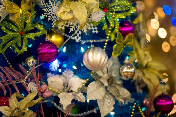 Brinquedos Coloridos Para Decorar Árvore Natal Fundo Borrado Cintilante Fada — Fotografia de Stock