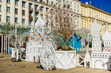 Moskova, Rusya, 9 Nisan 2019. Bahar tatilleri için şehir sokaklarının şenlikli dekorasyonu. Mutlu Paskalyalar.