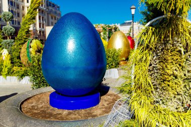 Moskova, Rusya, 9 Nisan 2019. Bahar tatilleri için şehir sokaklarının şenlikli dekorasyonu. Mutlu Paskalyalar.