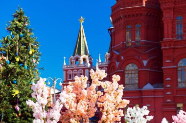 Moskova, Rusya - 9 Nisan 2019: Kremlin 'in arka planında Paskalya yumurtası eşliğinde güzel bir çiçek kompozisyonu. Bahar tatilleri için şehir sokaklarının dekorasyonu..