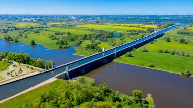 Aquaduct Veluwemeer, Nederland. İHA 'nın hava görüntüsü. Bir yelkenli, otoyolun üstündeki göldeki su kemerinden geçiyor..