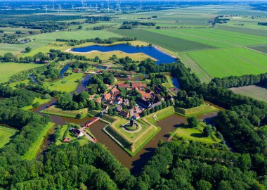 Yıldız şekilli Fort Bourtange, Groningen, Hollanda 'nın insansız hava aracı görüntüsü.
