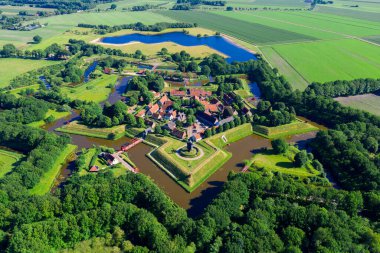 Yıldız şekilli Fort Bourtange, Groningen, Hollanda 'nın insansız hava aracı görüntüsü.