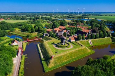 Yıldız şekilli Fort Bourtange, Groningen, Hollanda 'nın insansız hava aracı görüntüsü.